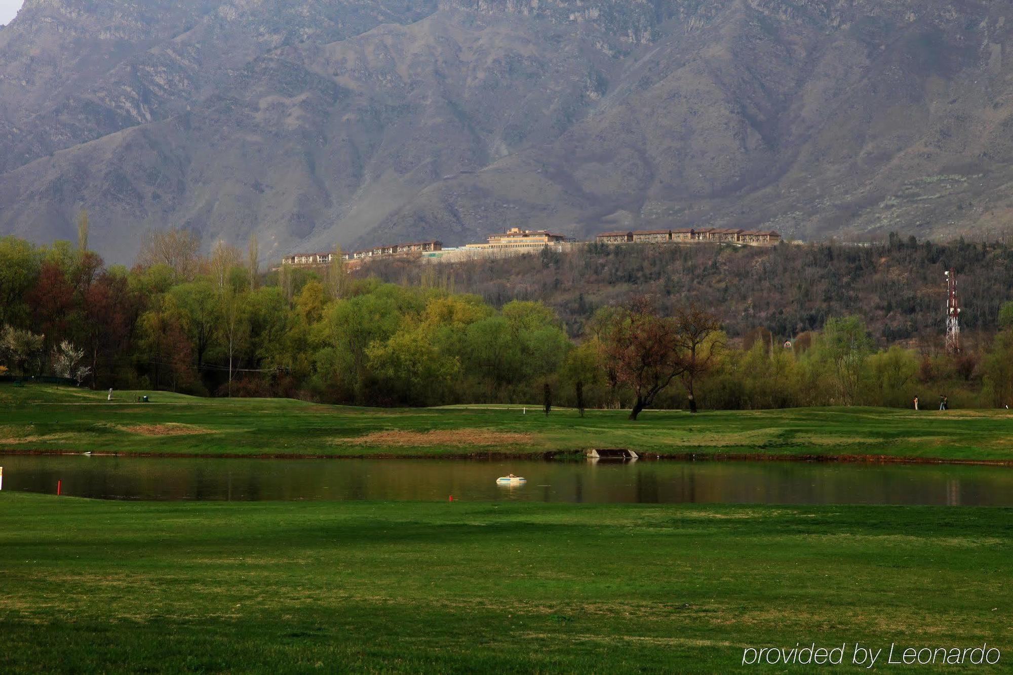 Отель Taj Dal View Srinagar Экстерьер фото