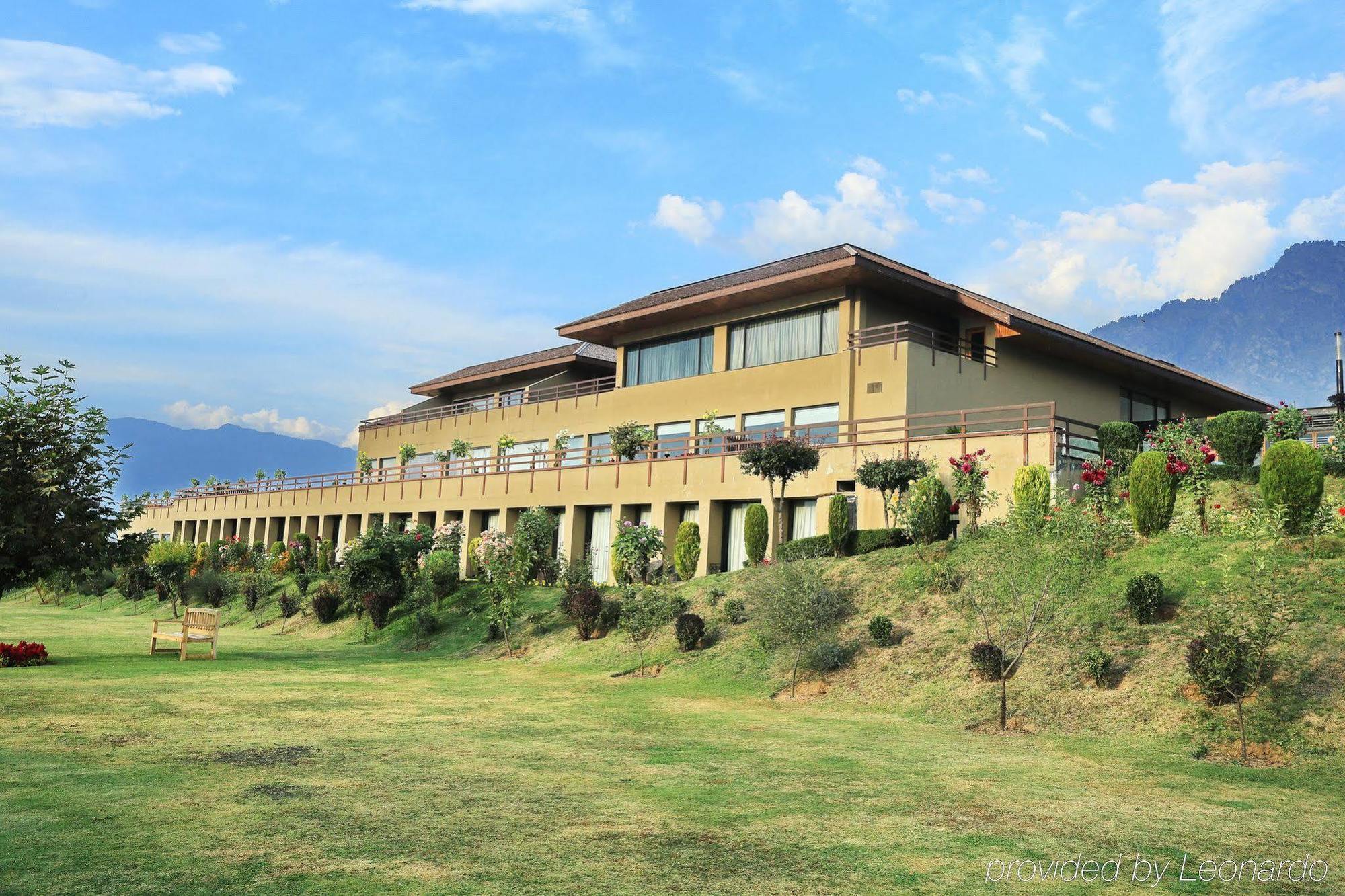 Отель Taj Dal View Srinagar Экстерьер фото