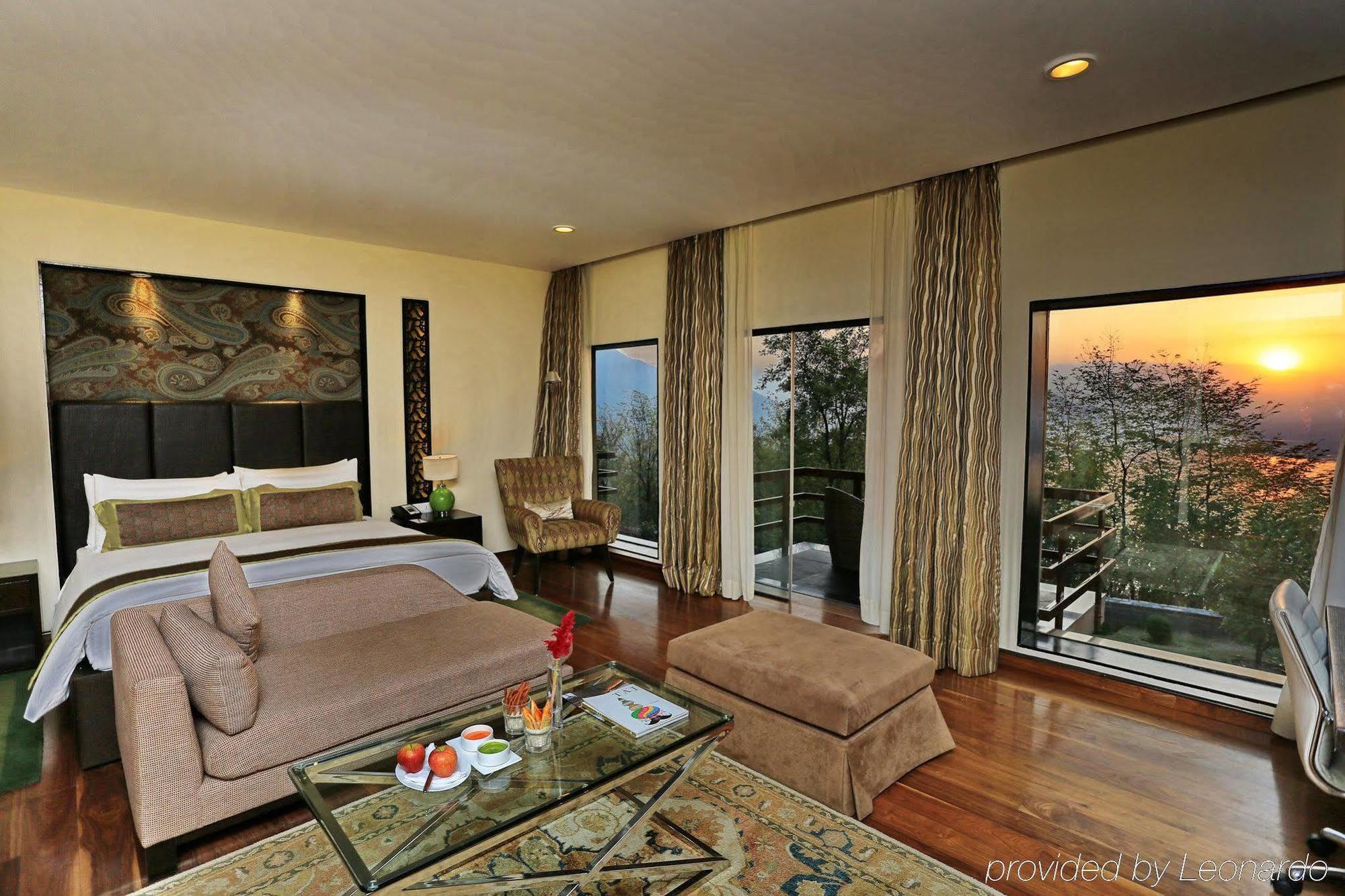 Отель Taj Dal View Srinagar Экстерьер фото