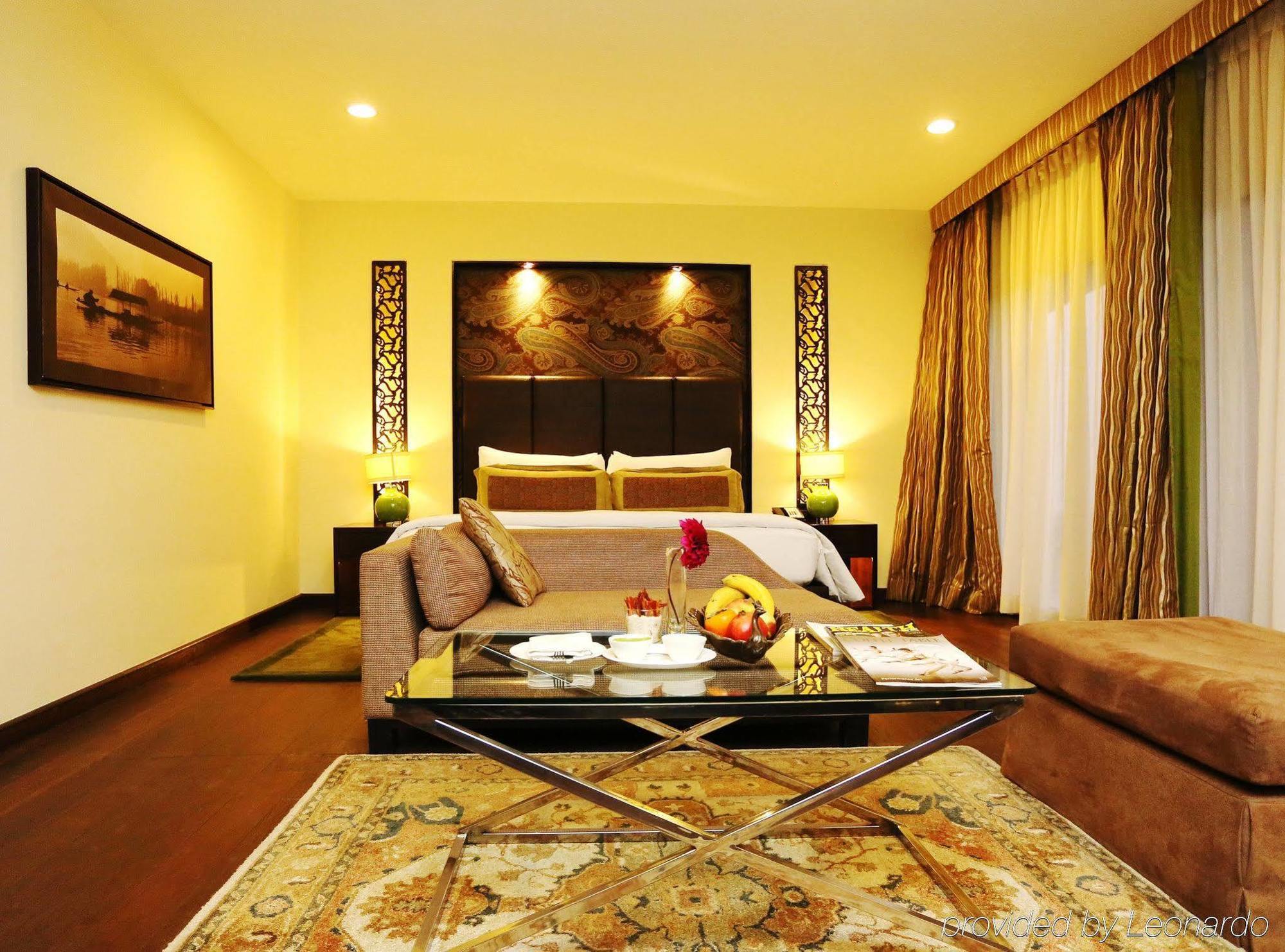 Отель Taj Dal View Srinagar Экстерьер фото